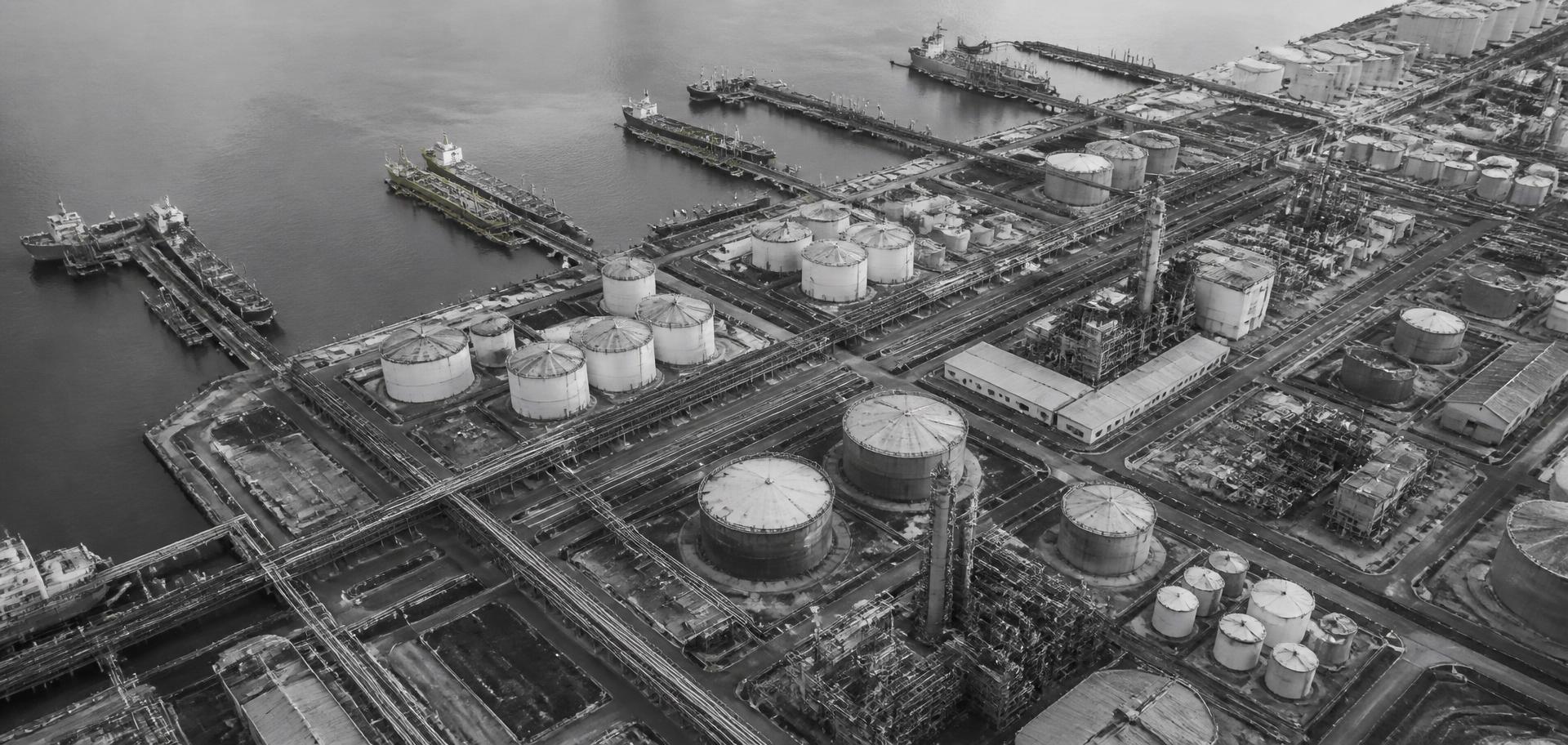 Vista aérea de tanques de almacenamiento, terminal portuaria e instalaciones industriales